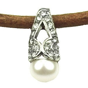 Detail van zoetwater parelketting met witte parel hanger met stras steentjes en bruin leer | Yvanne
