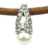 Detail van zoetwater parelketting met witte parel hanger met stras steentjes en bruin leer | Yvanne