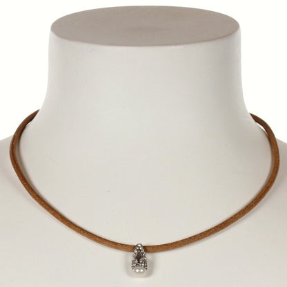 Zoetwater parelketting met witte parel hanger met stras steentjes en bruin leer op buste | Yvanne