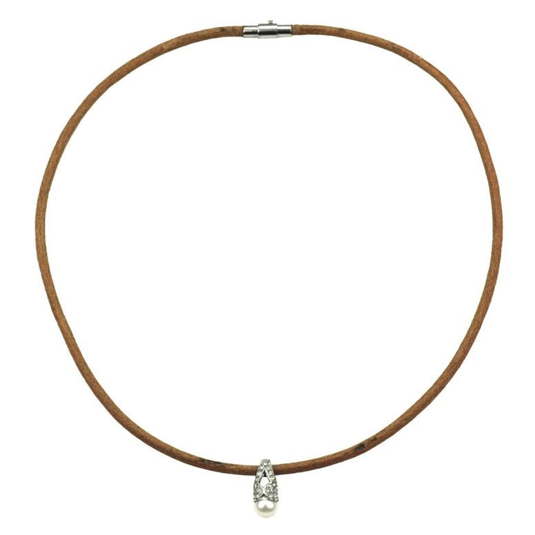 Zoetwater parelketting met witte parel hanger met stras steentjes en bruin leer | Yvanne