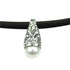 Detail van zoetwater parelketting met witte parel hanger met stras steentje en zwart leer | Yvenne