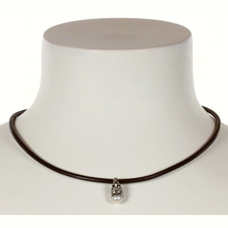 Zoetwater parelketting met witte parel hanger met stras steentje en zwart leer op buste | Yvenne