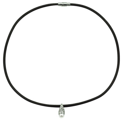 Zoetwater parelketting met witte parel hanger met stras steentje en zwart leer | Yvenne