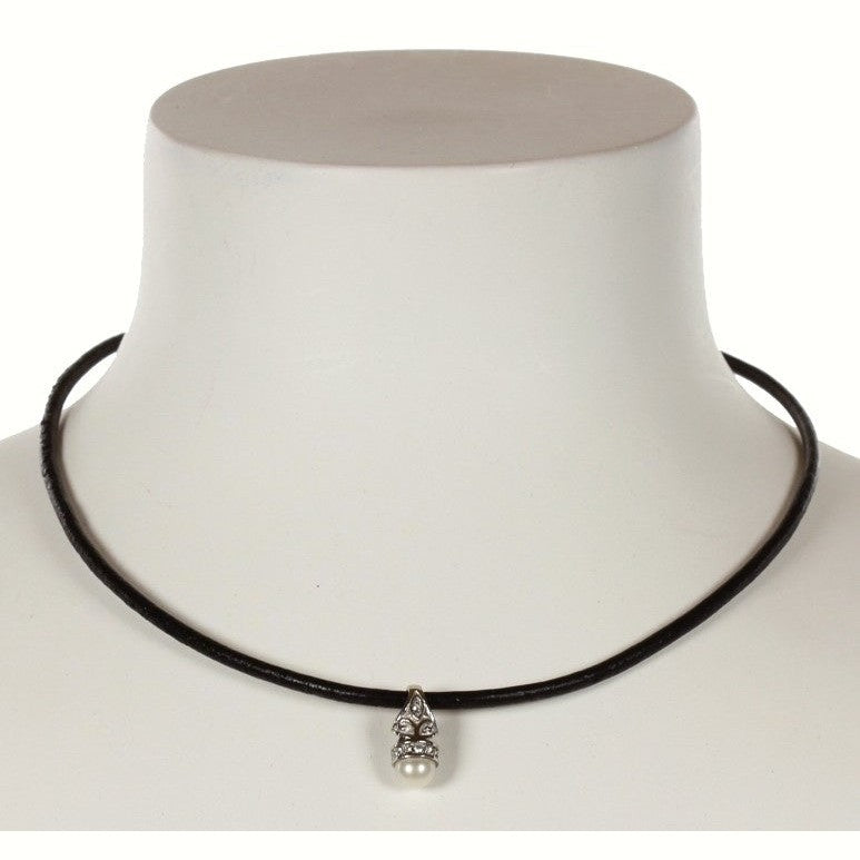 Zoetwater parelketting met witte parel hanger met stras steentjes en zwart leer op buste | Yvette