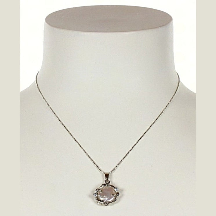 Zoetwater parelketting met crème kleurige parel hanger met stras steentje op buste | Zicy