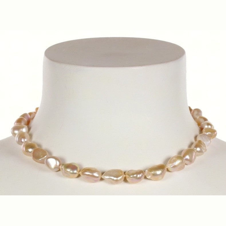 Handgeknoopte zoetwater parelketting met zalm kleurige parels op buste | Zola
