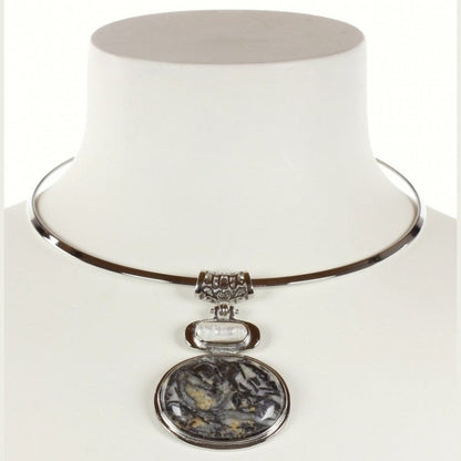 Detail van witte zoetwater parelketting met zwarte edelsteen op buste | Biwa Black Gemstone