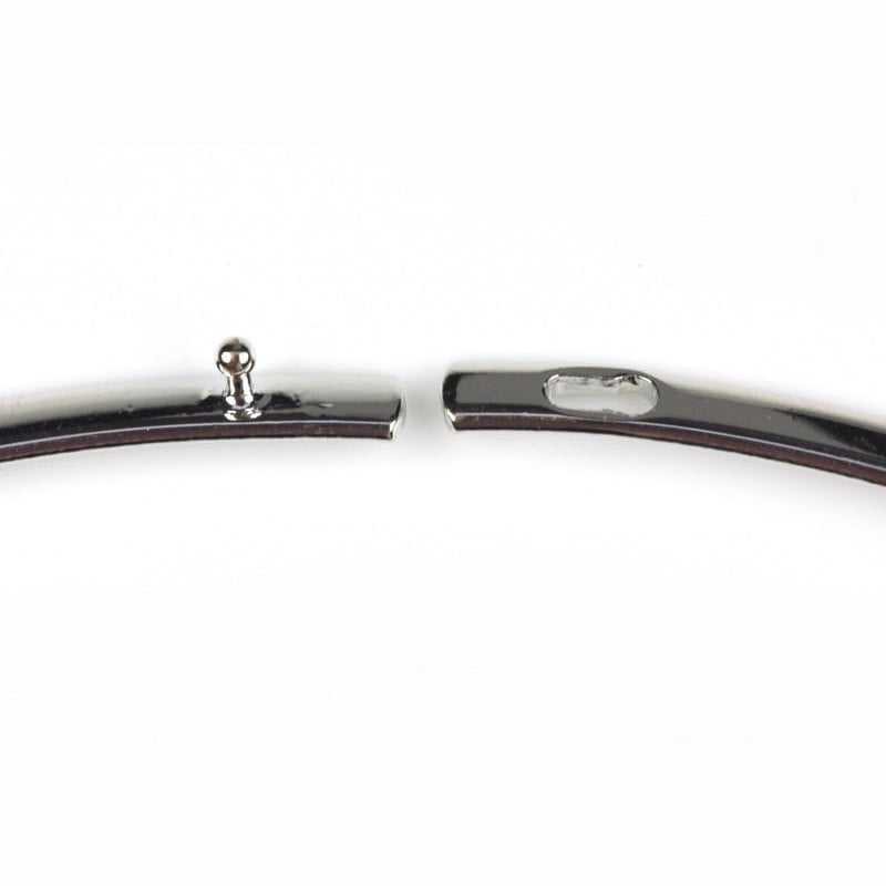 Slotje van witte zoetwater parelketting met zwarte edelsteen | Biwa Black Gemstone