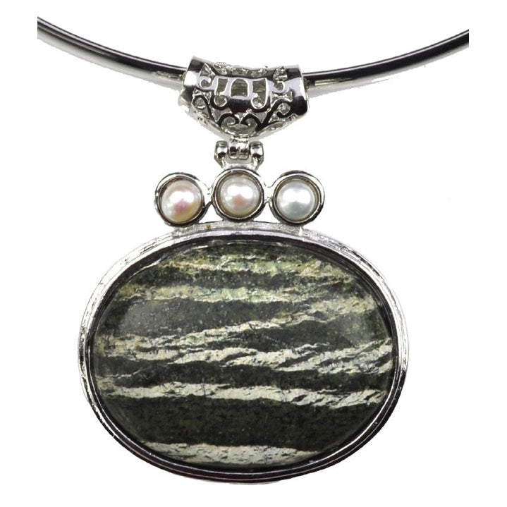 Detail van zoetwater parelketting met witte parels en zwarte edelsteen zeebra jaspis hanger aan zilveren spang | Three Pearl Zeebra Jasper