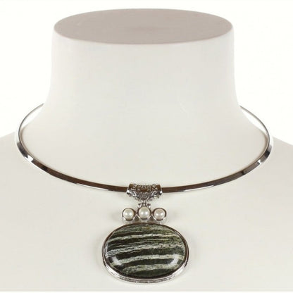 Zoetwater parelketting met witte parels en zwarte edelsteen zeebra jaspis hanger aan zilveren spang op buste | Three Pearl Zeebra Jasper