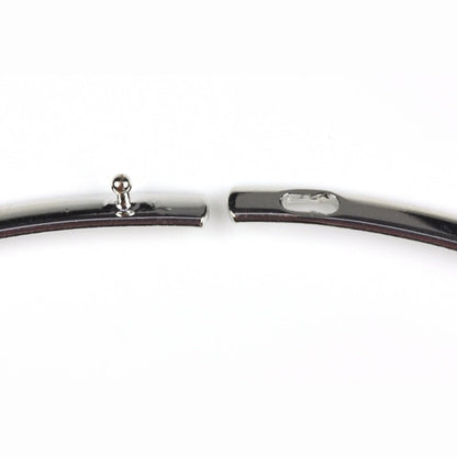 Slotje van zoetwater parelketting met witte parels en zwarte edelsteen zeebra jaspis hanger aan zilveren spang | Three Pearl Zeebra Jasper