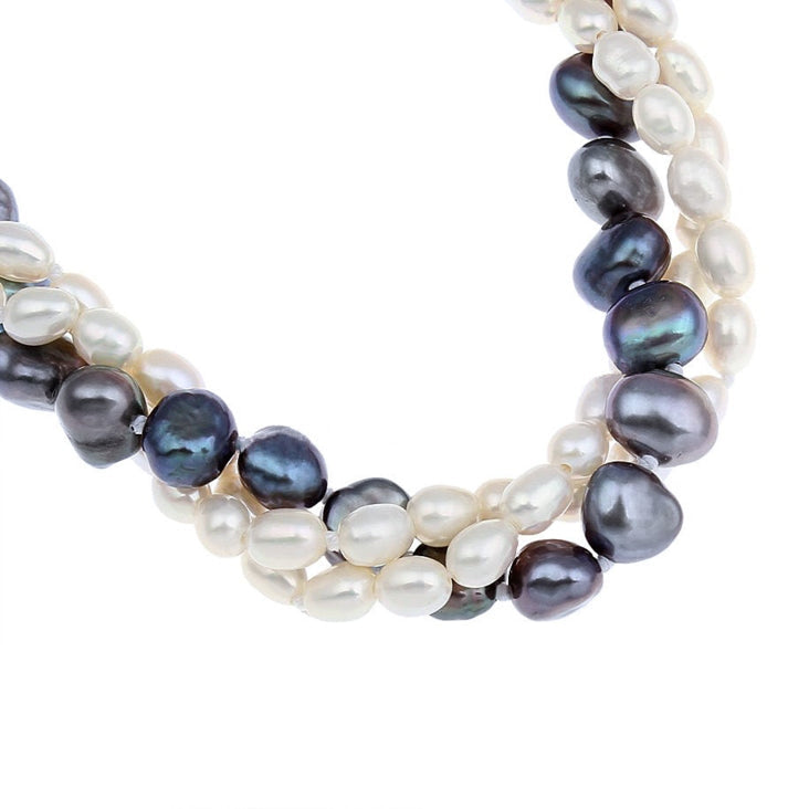 Detail van zoetwater parel armband met witte, zwarte blauwe parels en magneetslotje | Bianca