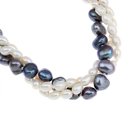 Detail van zoetwater parel armband met witte, zwarte blauwe parels en magneetslotje | Bianca