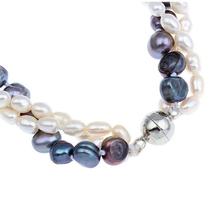 Slotje van zoetwater parel armband met witte, zwarte blauwe parels en magneetslotje | Bianca