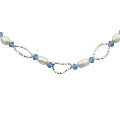 Detail van wit zoetwater parel armband met blauwe kristallen en magneetslotje | Blacio