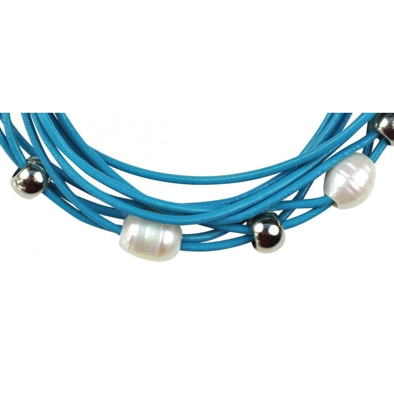 detail van wit zoetwater parel armband met blauw leer, magneetslot en stras steentjes | Bling Pearl Aqua