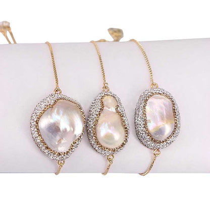 Wit zoetwater parel armband met grote witte parel en stras steentjes op display | Bright Golden Fireball