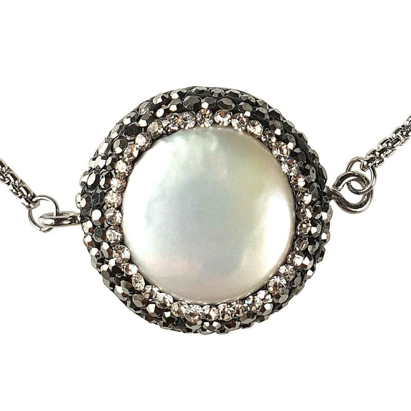 Detail van wit zoetwater parel schuif armband met stras steentjes en edelstaal | Bright Minimal Silver Coin