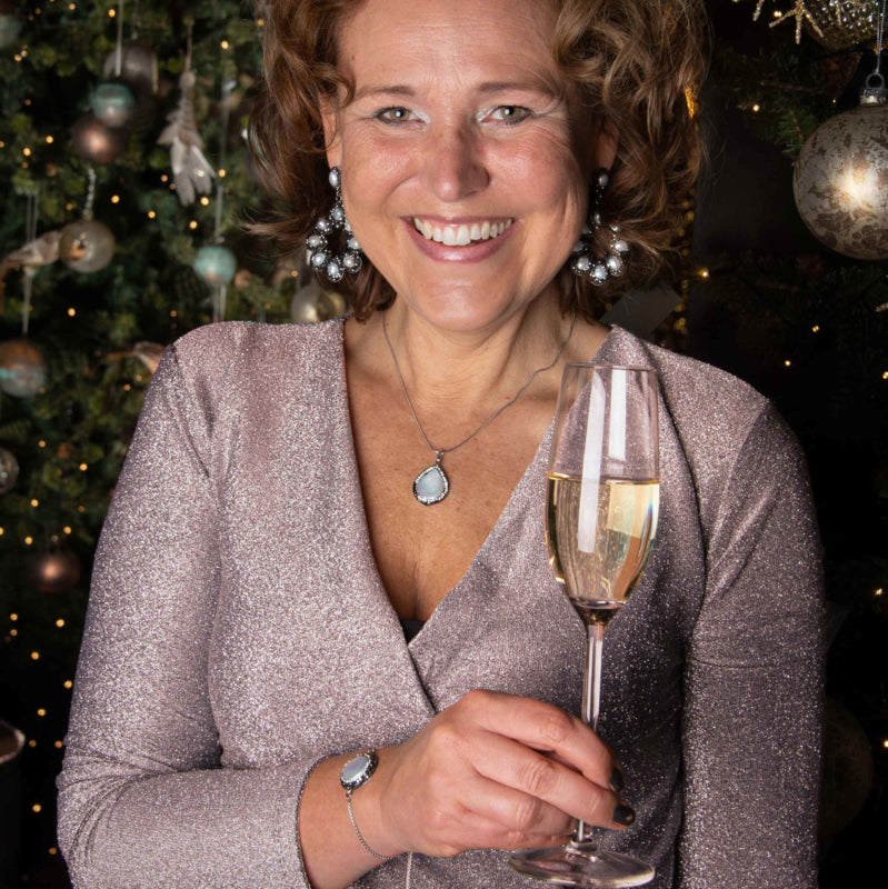 Model draagt wit zoetwater parel schuif armband met stras steentjes en edelstaal | Bright Minimal Silver Coin