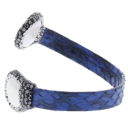 Zoetwater parel armband met witte parel, stras steentjes en blauw leer, zijaanzicht | Bright Two Big Pearl Blue Leather