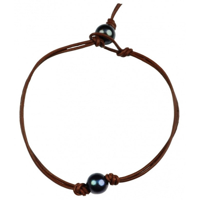 Zoetwater parel armband met blauw-zwarte parel en bruin leer | Broanna