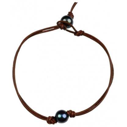 Zoetwater parel armband met blauw-zwarte parel en bruin leer | Broanna
