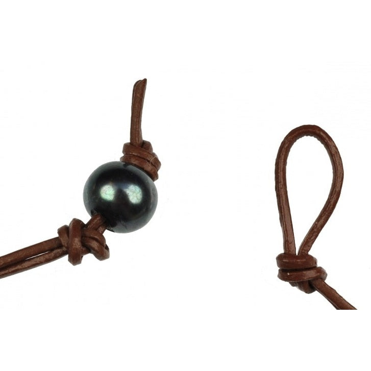 Slotje van zoetwater parel armband met blauw-zwarte parel en bruin leer | Broanna