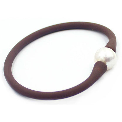 Wit elastisch parel armband met bruine band, liggend | Browly