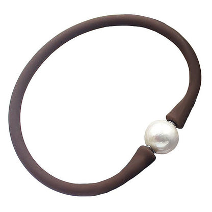 Wit elastisch parel armband met bruine band, schuin | Browly