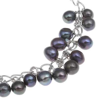 Detail van zoetwater parel armband met donker grijze parels als bedeltje | Fana B