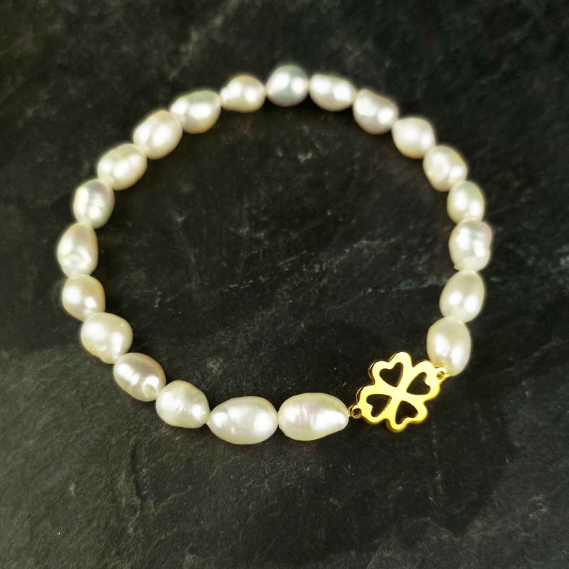 Wit zoetwater parel armband met een klavertje 4 van goud edelstaal met achtergrond leisteen | Good Luck Groot Klavertje 4 Goud