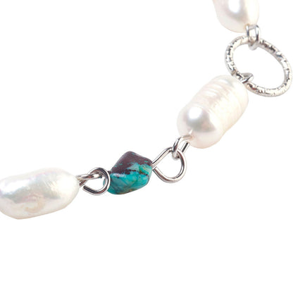 Detail van wit zoetwater parel armband met blauw groene edelsteen chrysocolla en zilver edelstaal | Lalita Chrysocolla