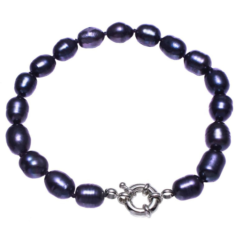 Zoetwater parel armband met zwart blauwe parels en slotje op de voorgrond | Lita