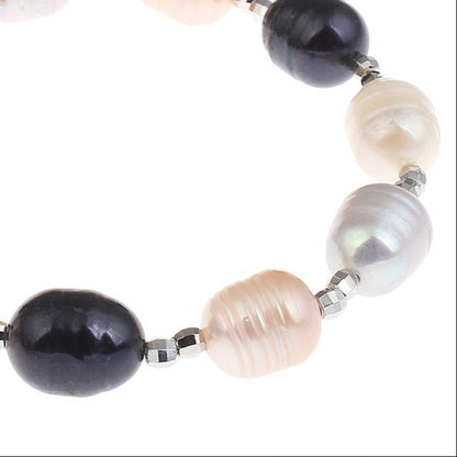 Detail van zoetwater parel armband met witte, grijze en zalm kleurige parels | Marlotte