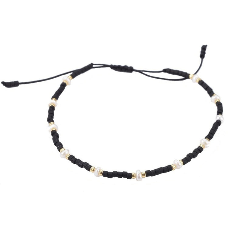 Wit zoetwater parel schuif armband met zwarte en gouden kraaltjes, vooraanzicht | Mini Pearl Bead Black