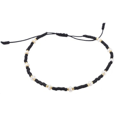 Wit zoetwater parel schuif armband met zwarte en gouden kraaltjes, vooraanzicht | Mini Pearl Bead Black
