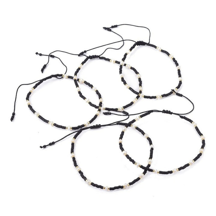 Meerdere witte zoetwater parel schuif armbanden met zwarte en gouden kraaltjes | Mini Pearl Bead Black