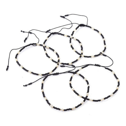 Meerdere witte zoetwater parel schuif armbanden met zwarte en gouden kraaltjes | Mini Pearl Bead Black