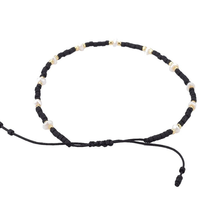 Wit zoetwater parel schuif armband met zwarte en gouden kraaltjes, achteraanzicht | Mini Pearl Bead Black