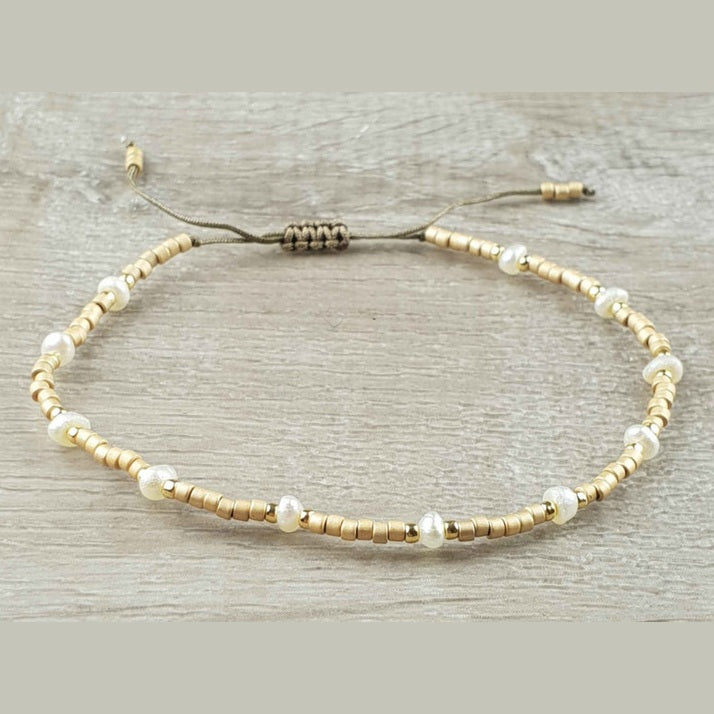 Wit zoetwater parel armband, schuifarmband met achtergrond | Mini Pearl Bead Gold
