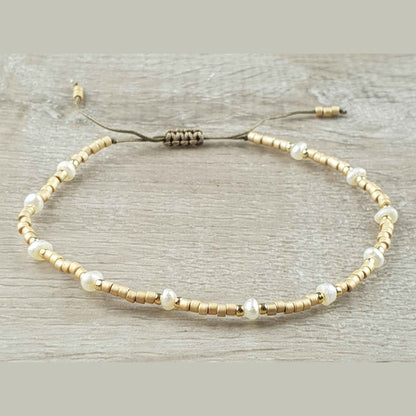 Wit zoetwater parel armband, schuifarmband met achtergrond | Mini Pearl Bead Gold