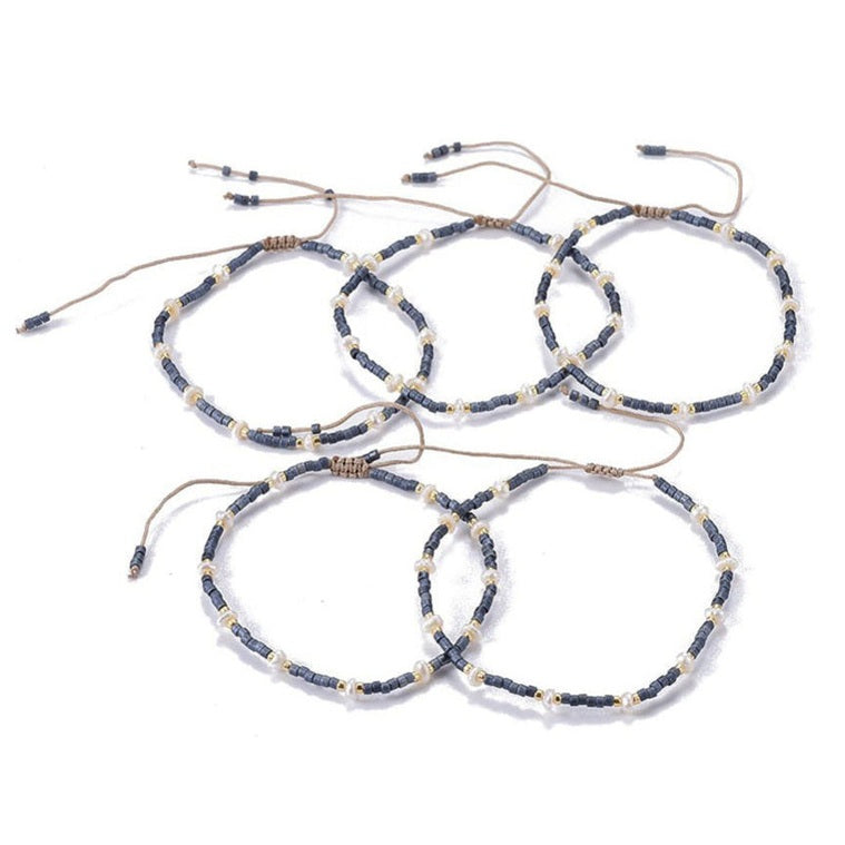 Meerdere witte zoetwater parel armbanden met blauwe en gouden kraaltjes en schuifsluiting | Mini Pearl Bead Pursian Blue