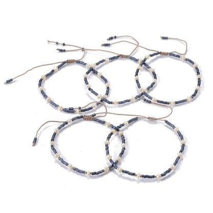 Meerdere witte zoetwater parel armbanden met blauwe en gouden kraaltjes en schuifsluiting | Mini Pearl Bead Pursian Blue
