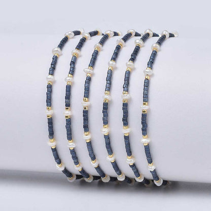Wit zoetwater parel armband met blauwe en gouden kraaltjes en schuifsluiting op display | Mini Pearl Bead Pursian Blue
