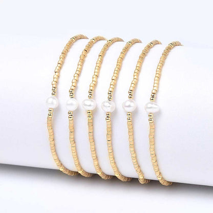 Wit zoetwater parel armband met gouden kraaltjes, meerdere parel armbandjes op een rij | Mini Pearl One Gold Color