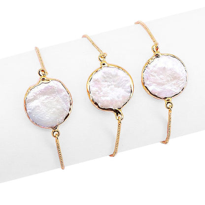 Wit zoetwater parel armband met schuif sluiting op een rol| One Gold Coin Pearl Chain