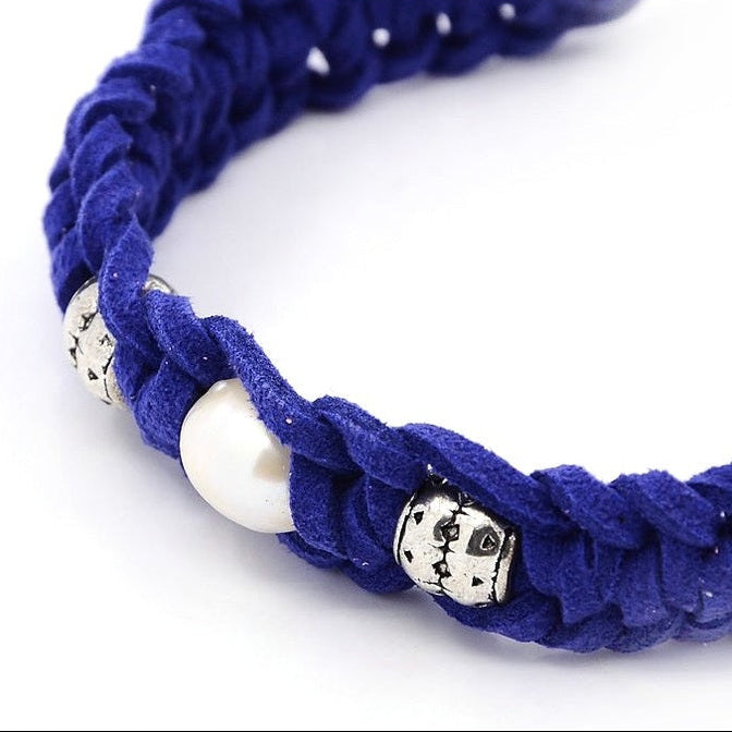 Detail van zoetwater parel armband met blauw suede | Pearl Blue Suede