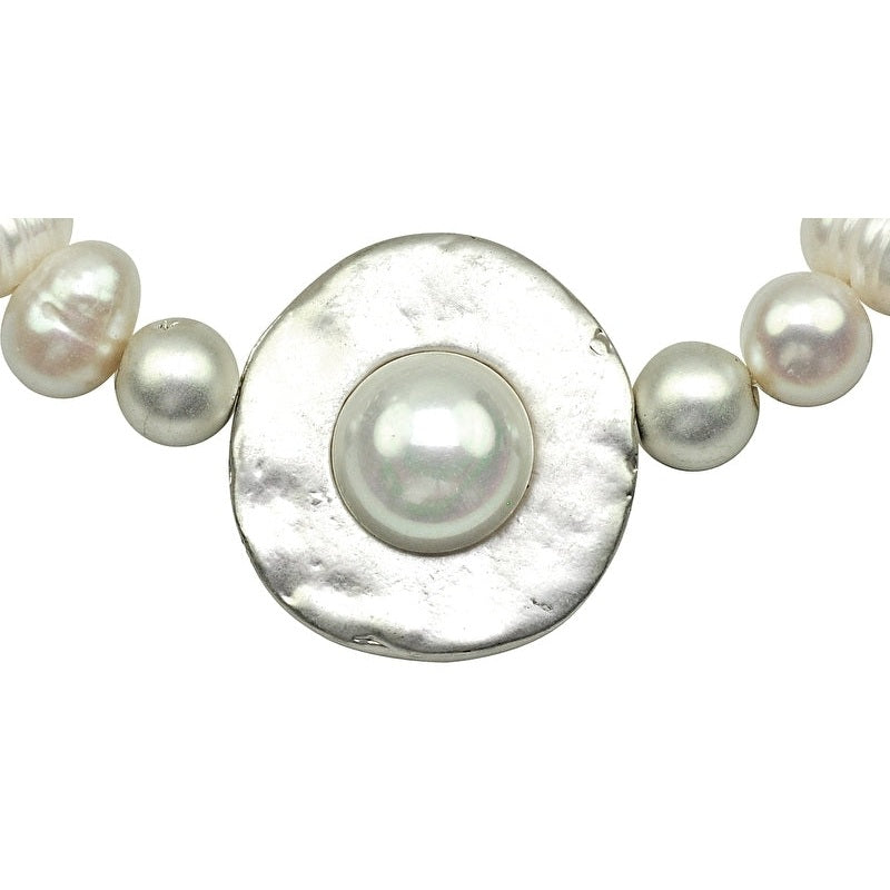 Detail van wit zoetwater parel armband met zilveren schijf in het midden | Pearl Disk