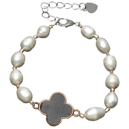 Wit zoetwater parel armband met zwart gestileerd klavertje 4 en rosé goud | Pearl Four Leah Clover Black