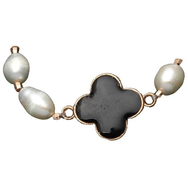 Detail van wit zoetwater parel armband met zwart gestileerd klavertje 4 en rosé goud | Pearl Four Leah Clover Black